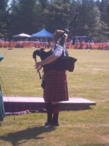 Die Dudelsackspielerin begleitet die Mädchen beim Tanzen