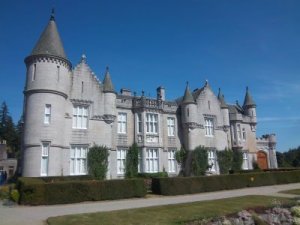 ... und Balmoral Castel von links *g* - Schönes Postkartenmotiv