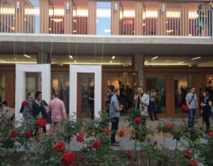 Dank schönem Wetter waren entspannte Gespräche im netten Innenhof möglich (© René Zintl)