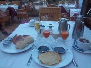 Stärkendes Frühstück: Brötchen, Seranoschinken, Pfannkuchen mit Soße, Kaffee, Puffbrause, diverse frische Säfte ... wer da nicht satt wird...