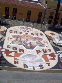 Das mittlere Bild vom 1. Stock des Rathauses betrachtet