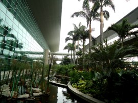 Frische Luft und 1. Eindruck vom Flughafen Guayaquil, Ecuador nach 14h Flug